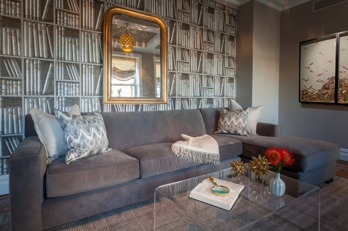 Фотообои в гостиной за диваном