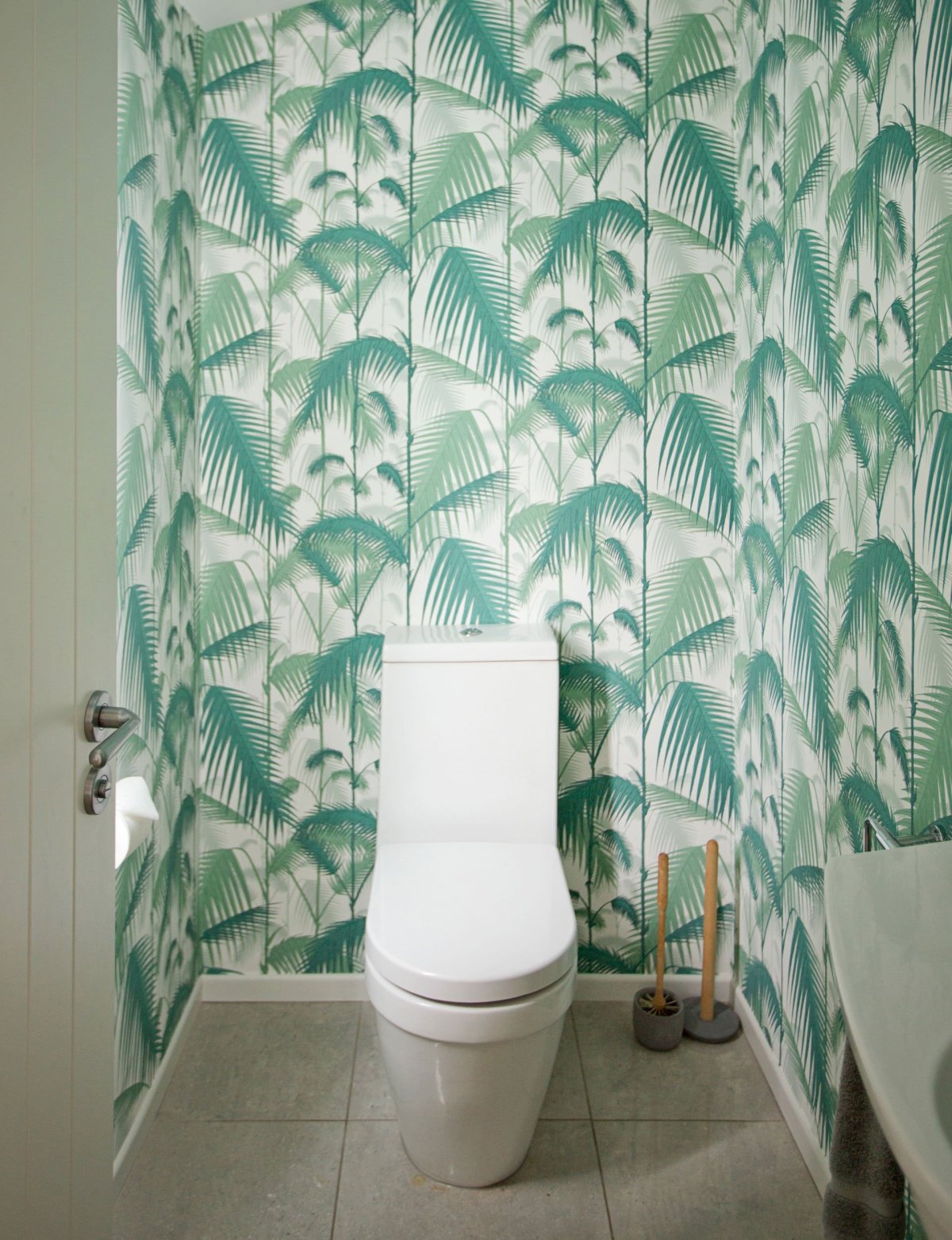 Отделка туалета в квартире обоями