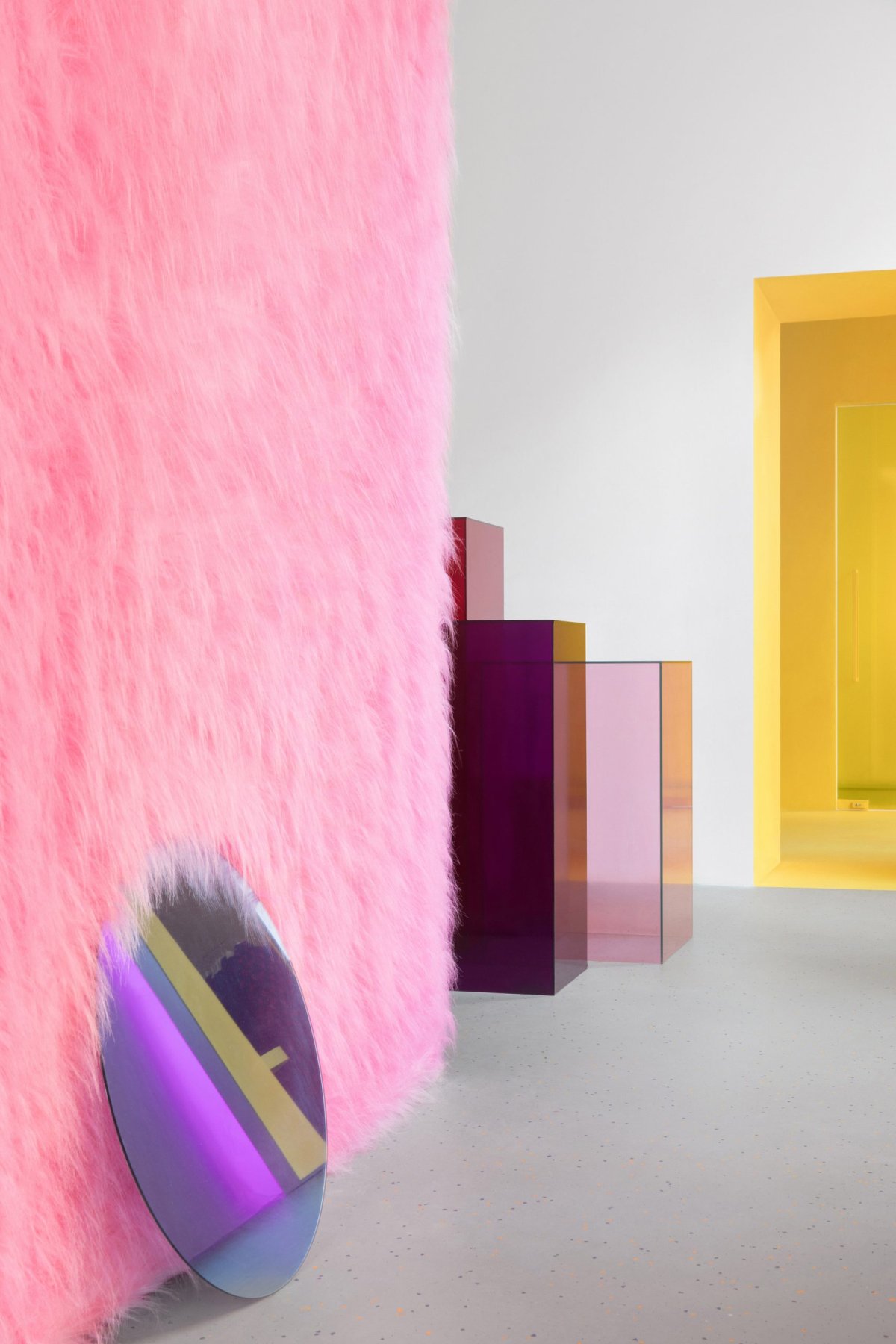 Розовая меховая стена