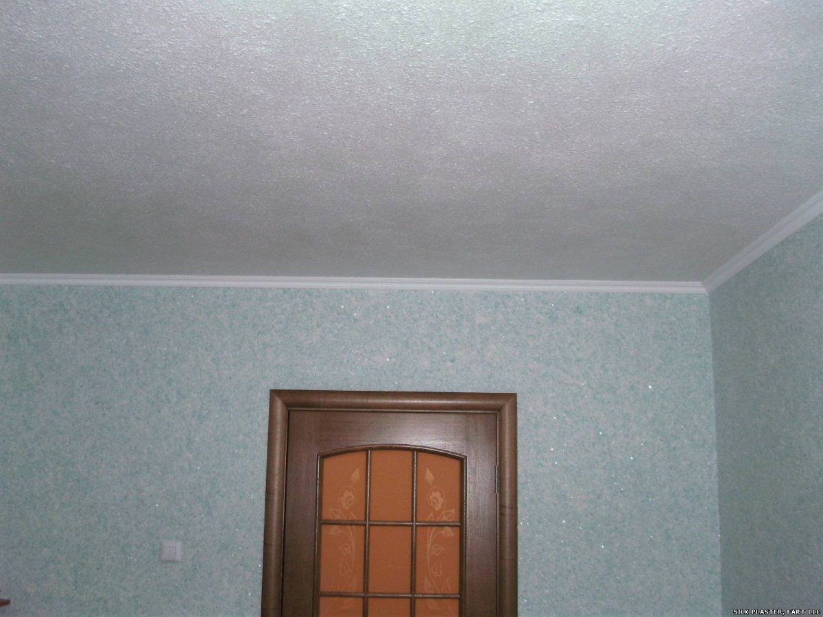 Белые жидкие обои на потолок