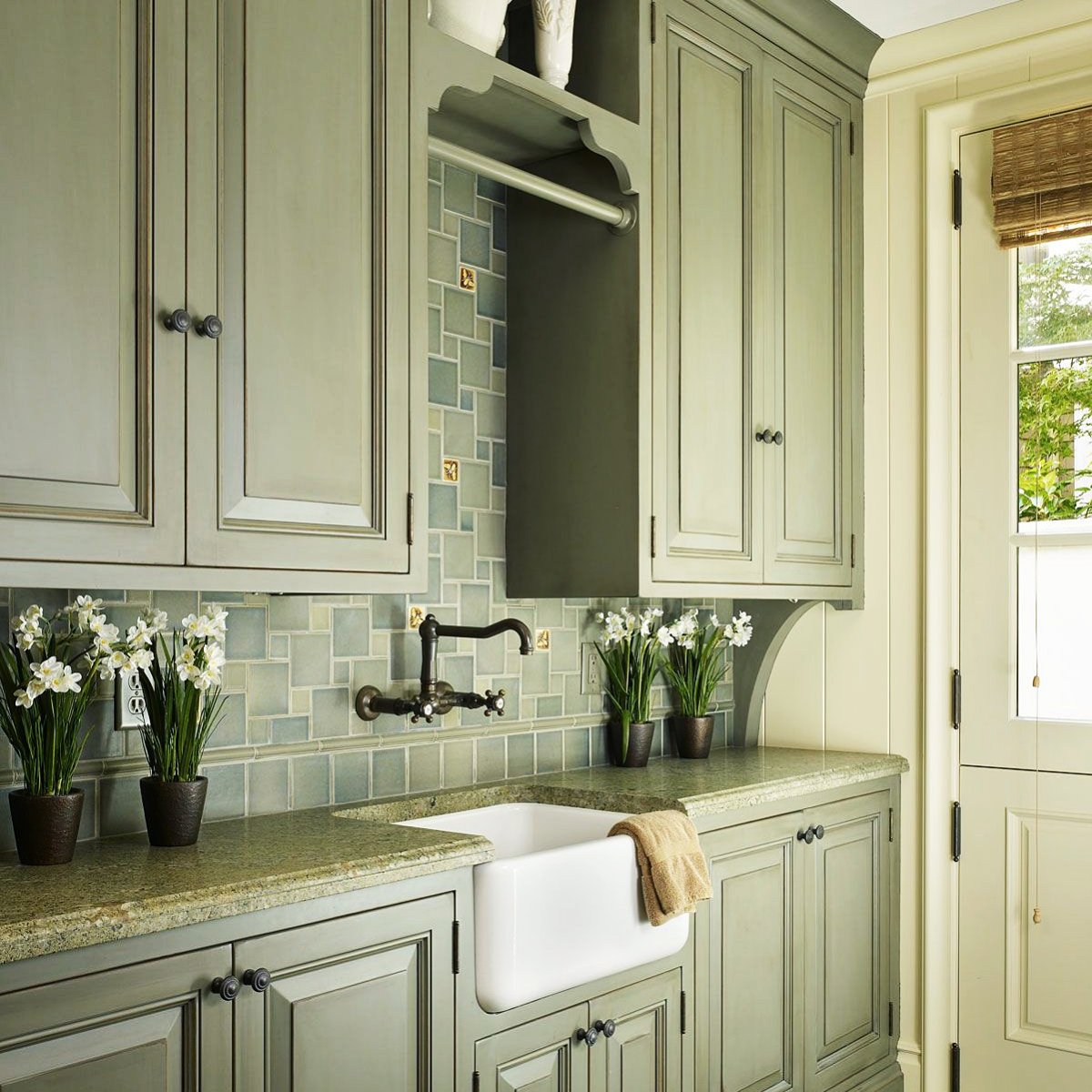 Оливковый кабанчик на кухне