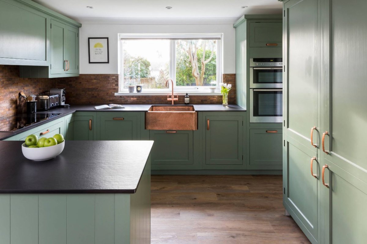 Кухня зеленого цвета с деревянной столешницей