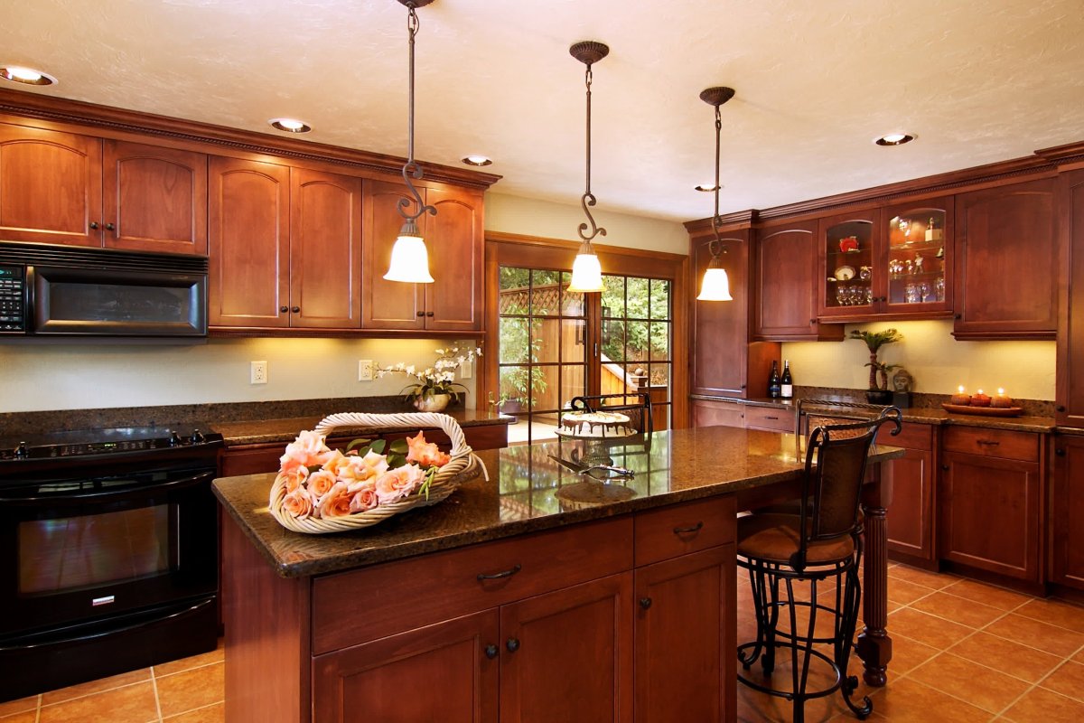 Красивая коричневая кухня