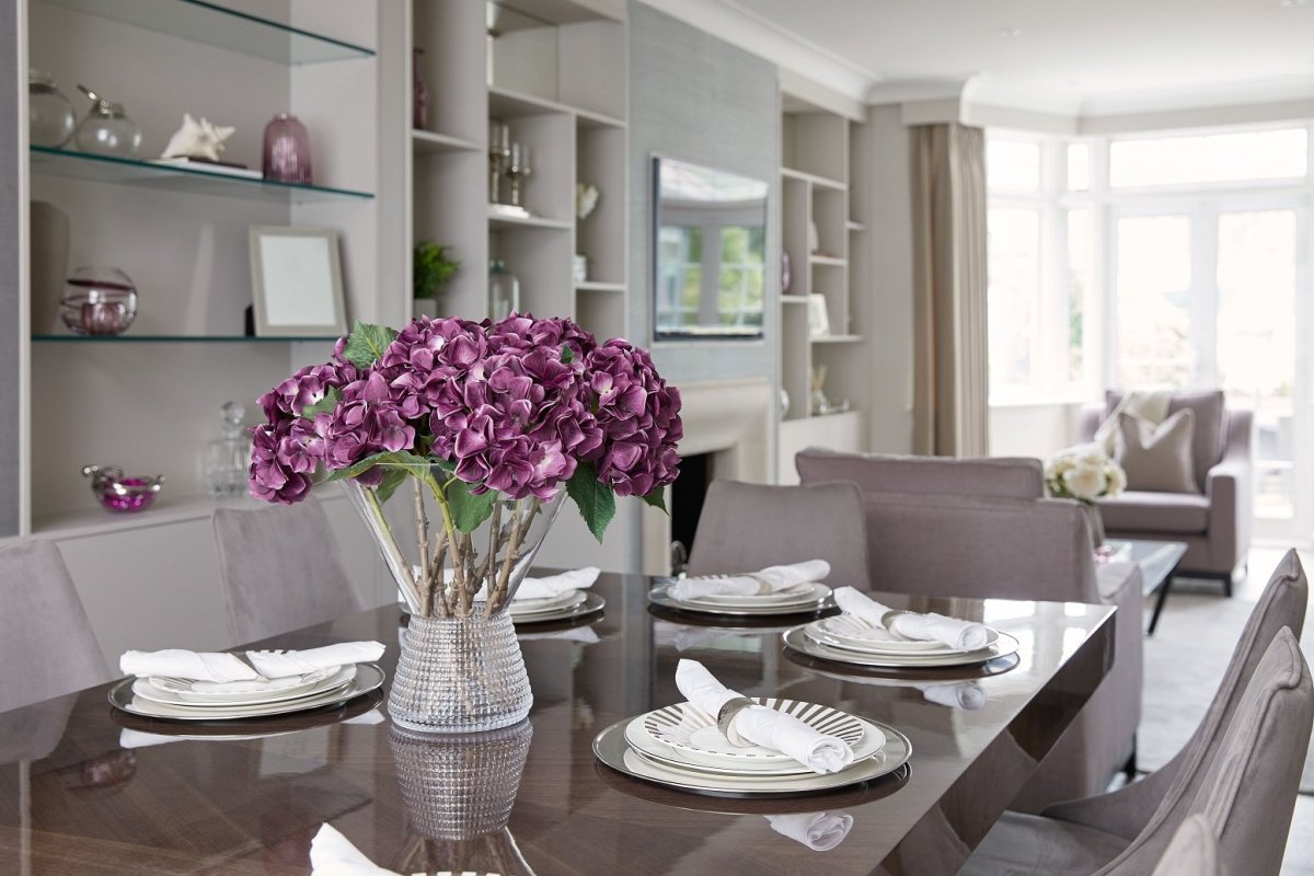 Искусственные цветы в интерьере кухни