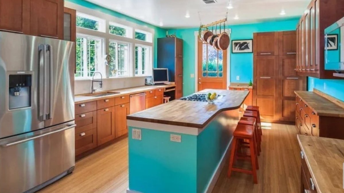 Кухня бирюза с деревом