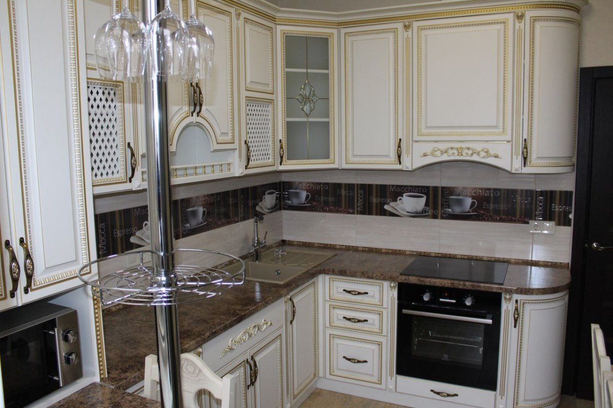 Классическая угловая кухня белая с золотой патиной