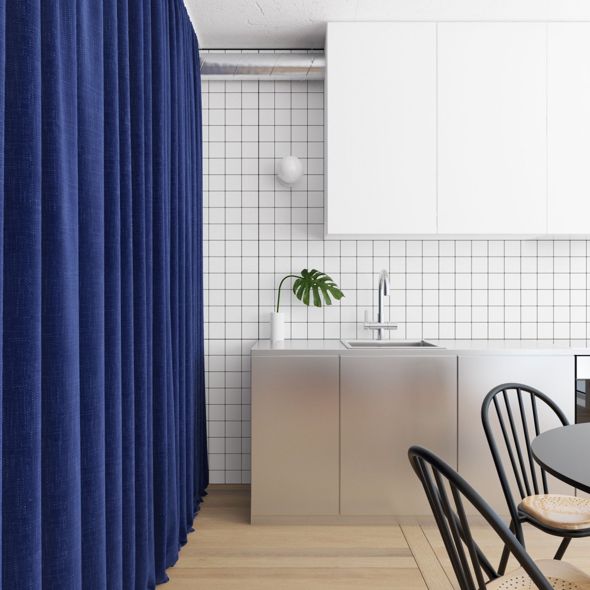 Белая кухня с синими шторами