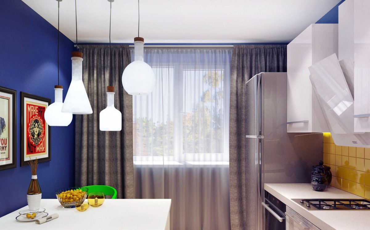 Серая кухня с синими шторами