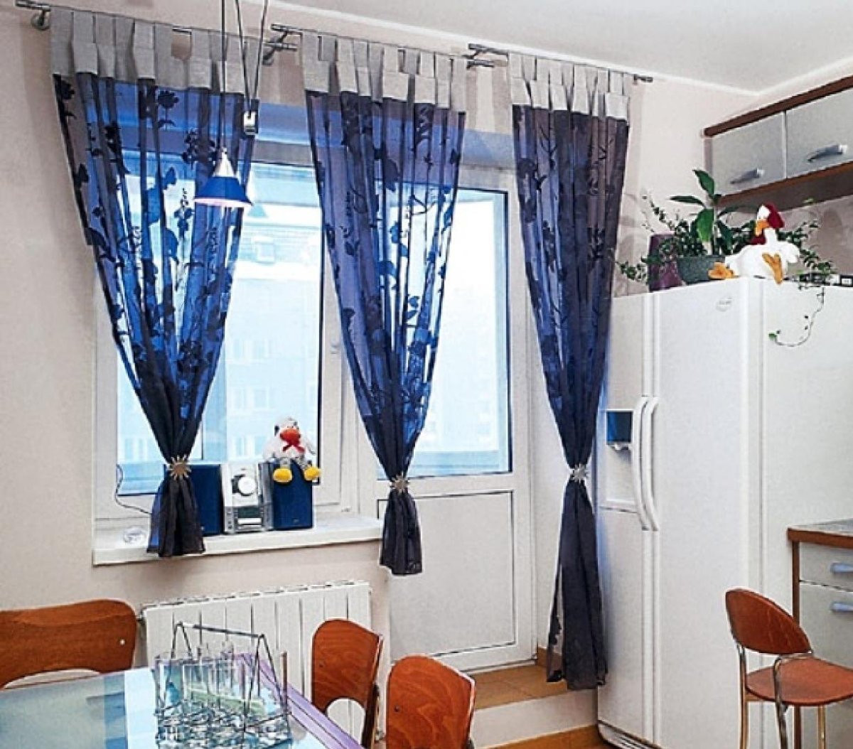 Бежевая кухня и синие шторы