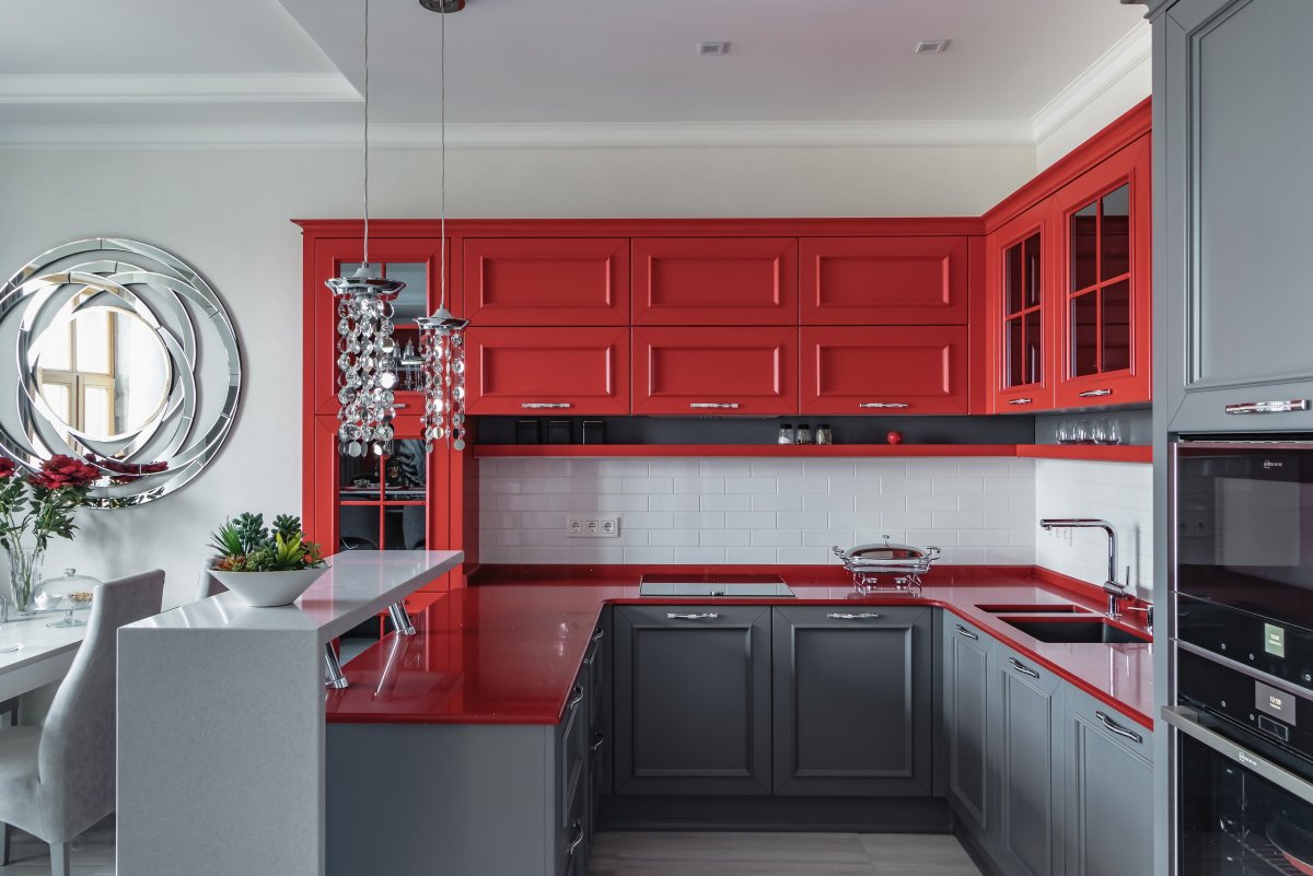 Кухня красно белая с окном
