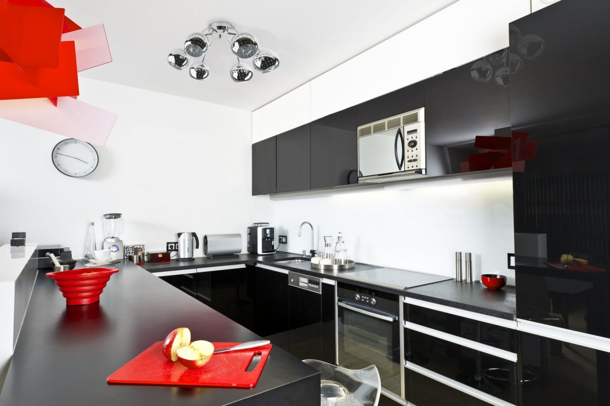 Черно белая кухня с красными акцентами