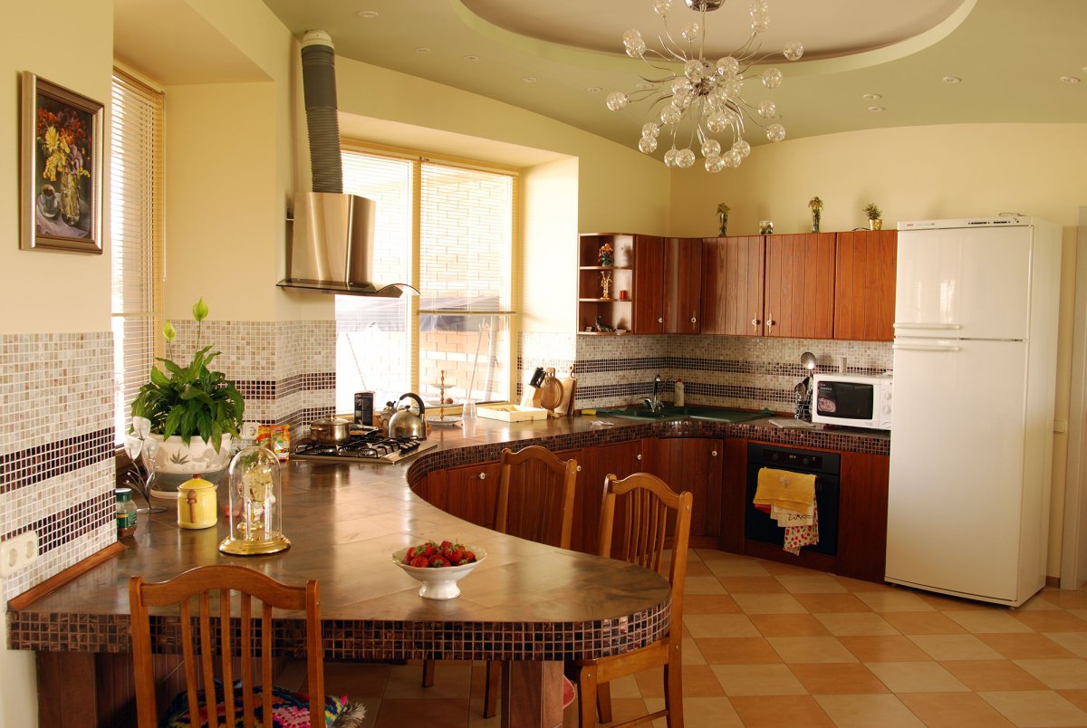 Потолок в кухне столовой разные зоны