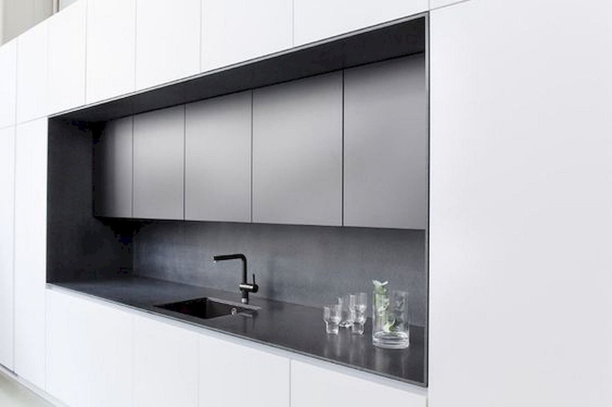 Кухня без ручек с антресолями