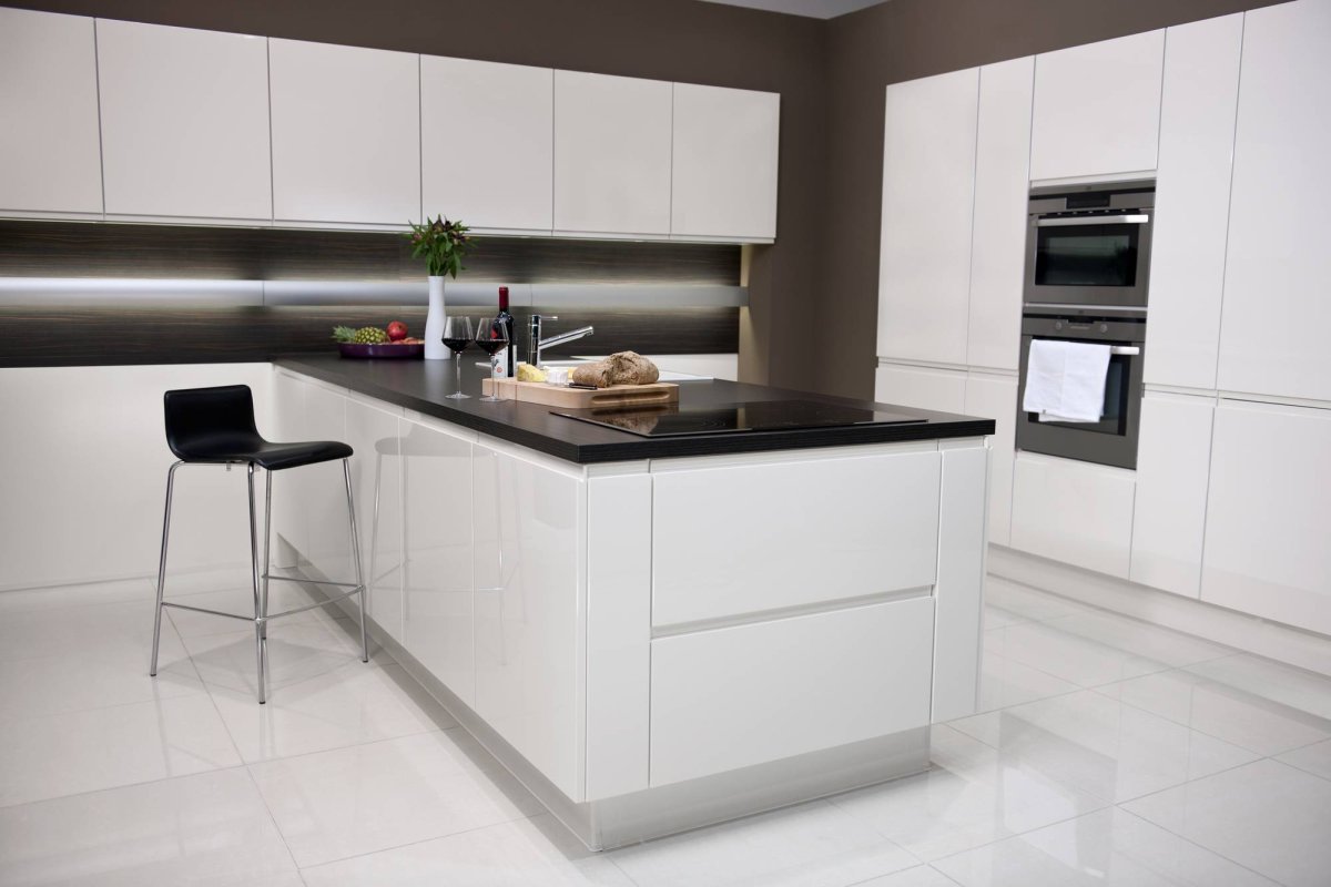 Белый кухонный гарнитур без ручек