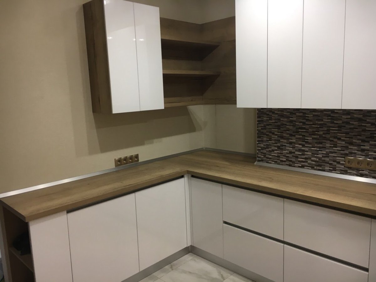 Верхние фасады кухни без ручек