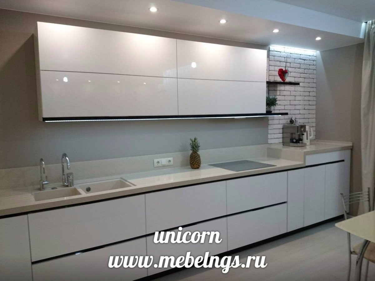 Белая кухня с торцевыми ручками