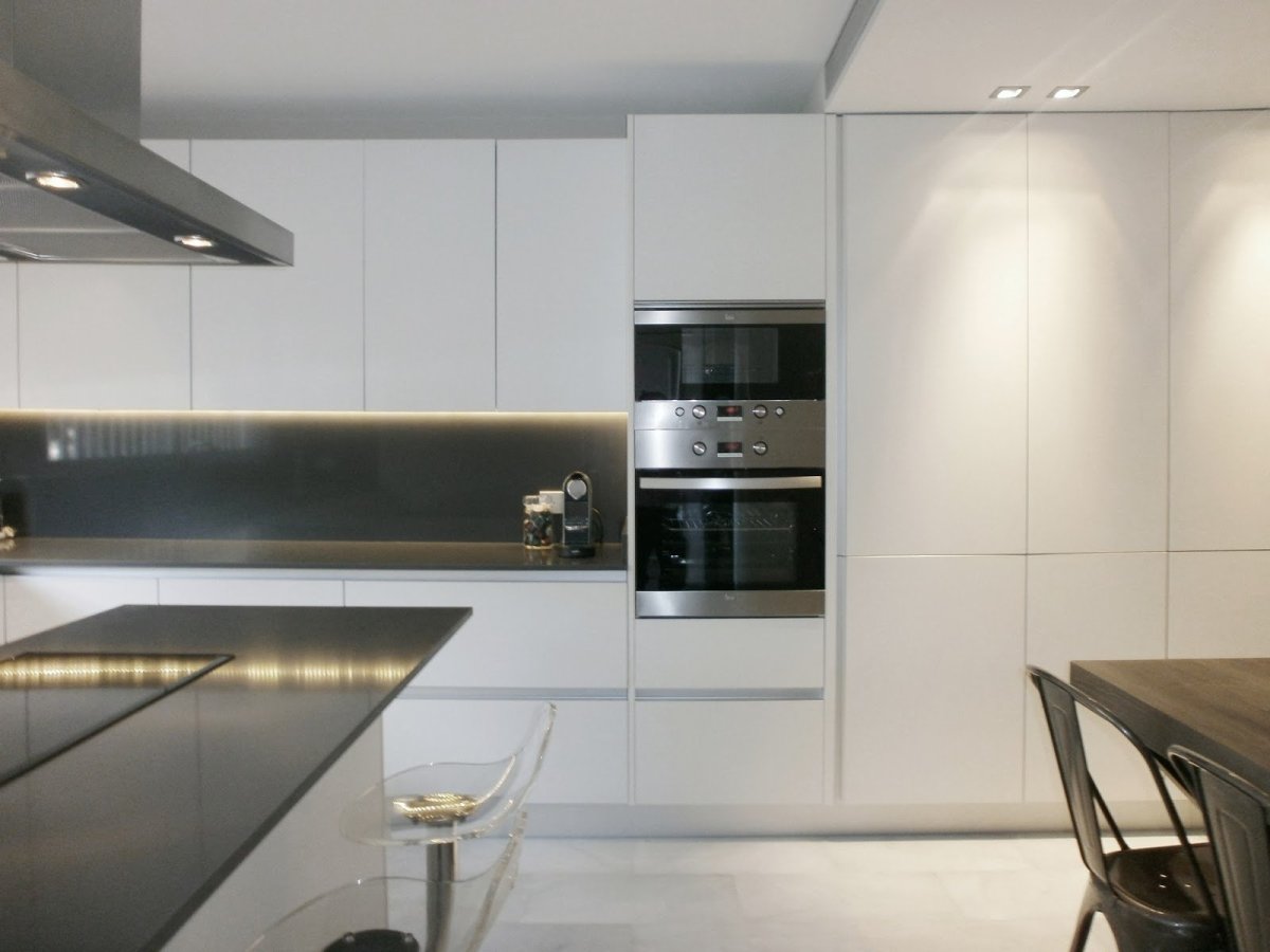 Кухни с вертикальным профилем gola