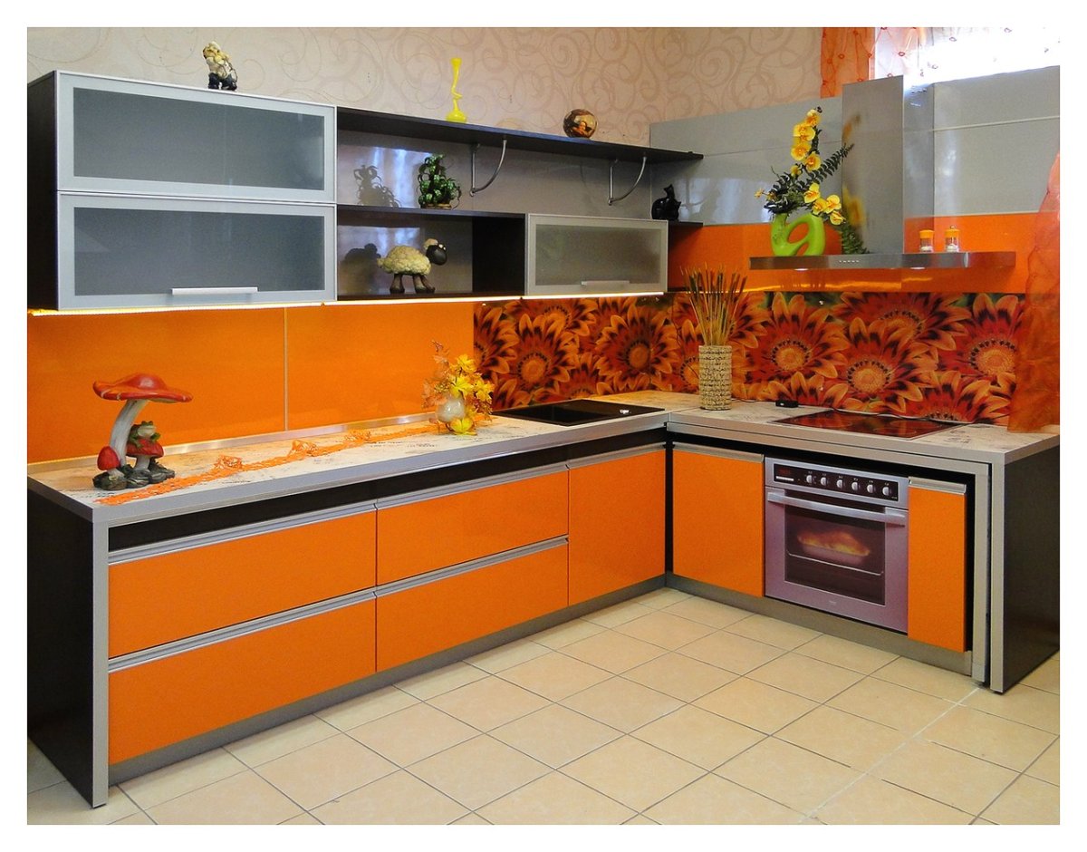 Кухонный гарнитур оранжевый с алюминием