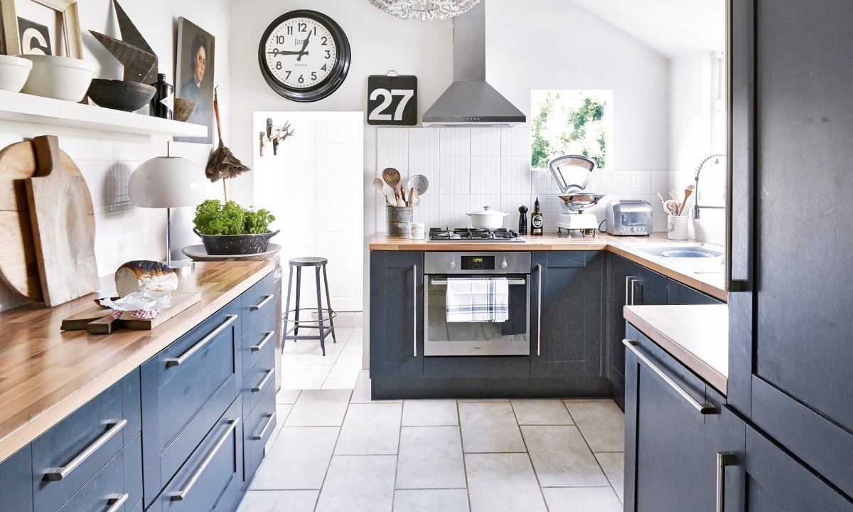 Кристина на побережье серая кухня