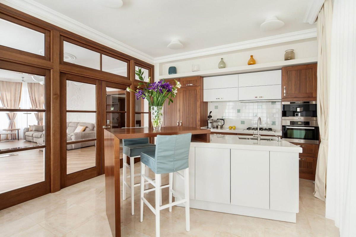 Остров между кухней и гостиной