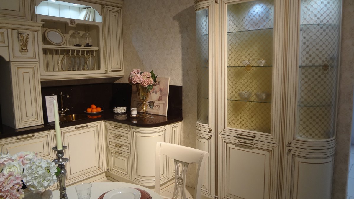 Белая кухня с золотой патиной Зетта