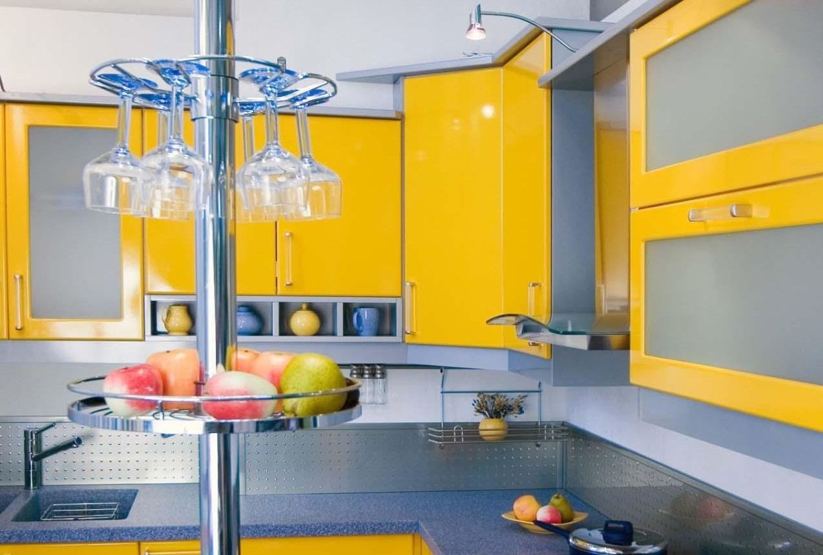 Желто синяя кухня