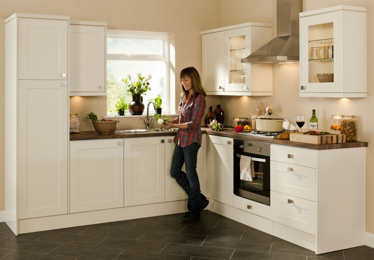 Кухня с бежевыми стенами и белой мебелью