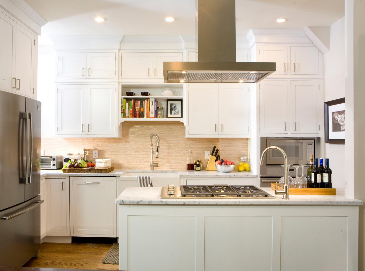 Белая кухня с бежевым холодильником