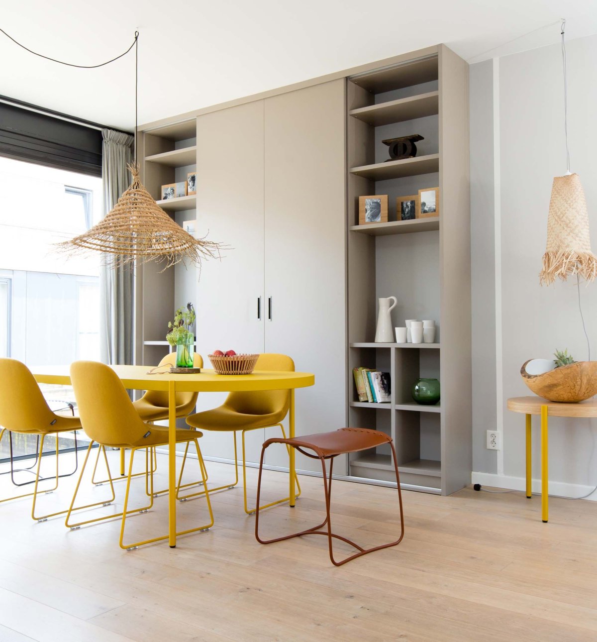 Гостиная желтые стулья