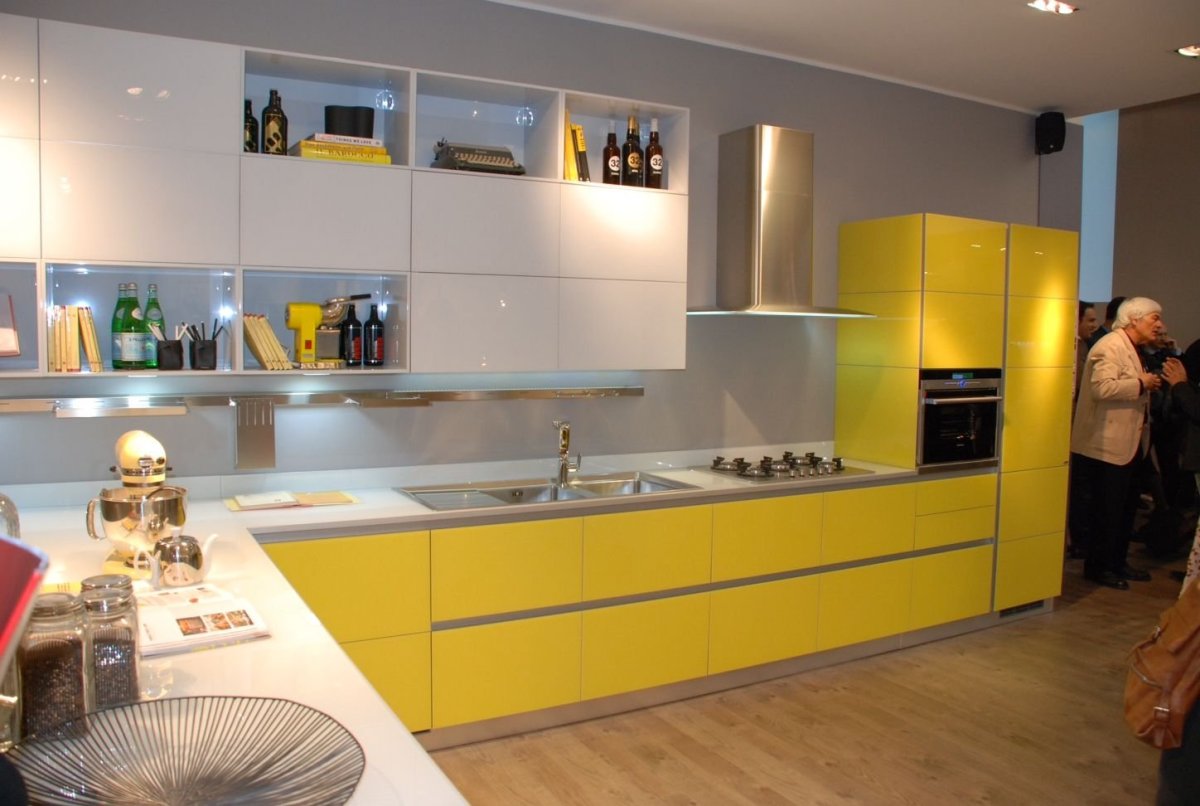 Желтая матовая кухня