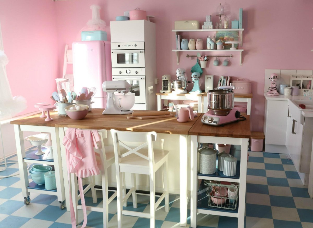 Деревянная кухня пастельного цвета