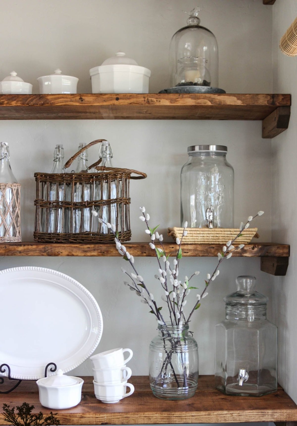 Полка для посуды в деревенском стиле
