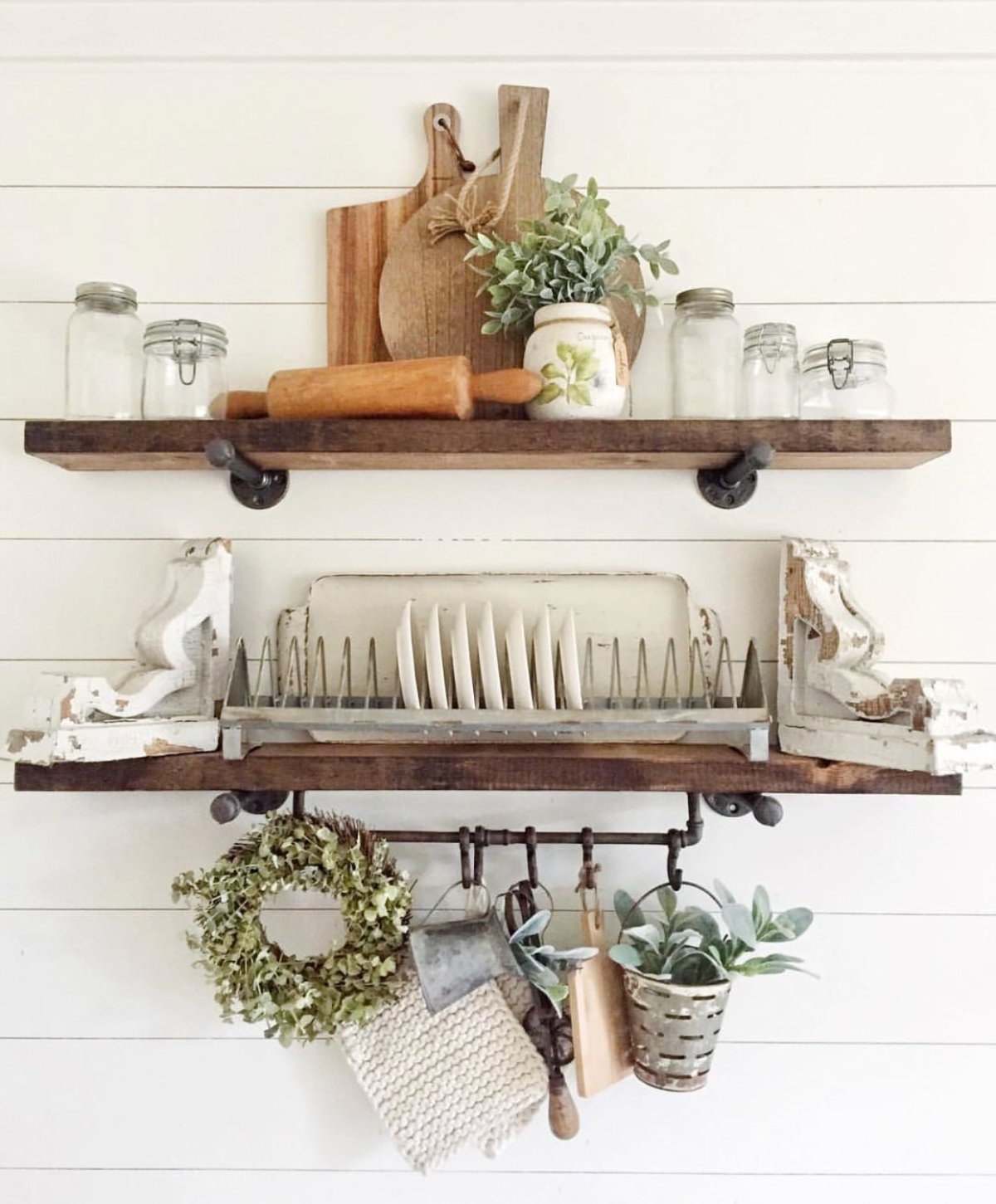 Полка в деревенском стиле