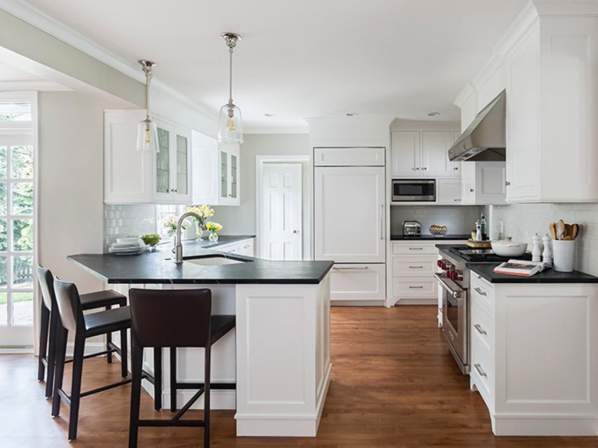 Кухня с полуостровом и кухонным уголком