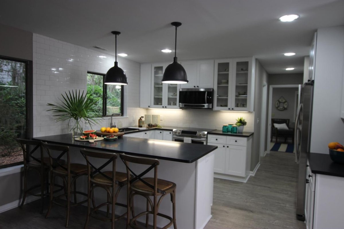 Бюджетная кухня с полуостровом