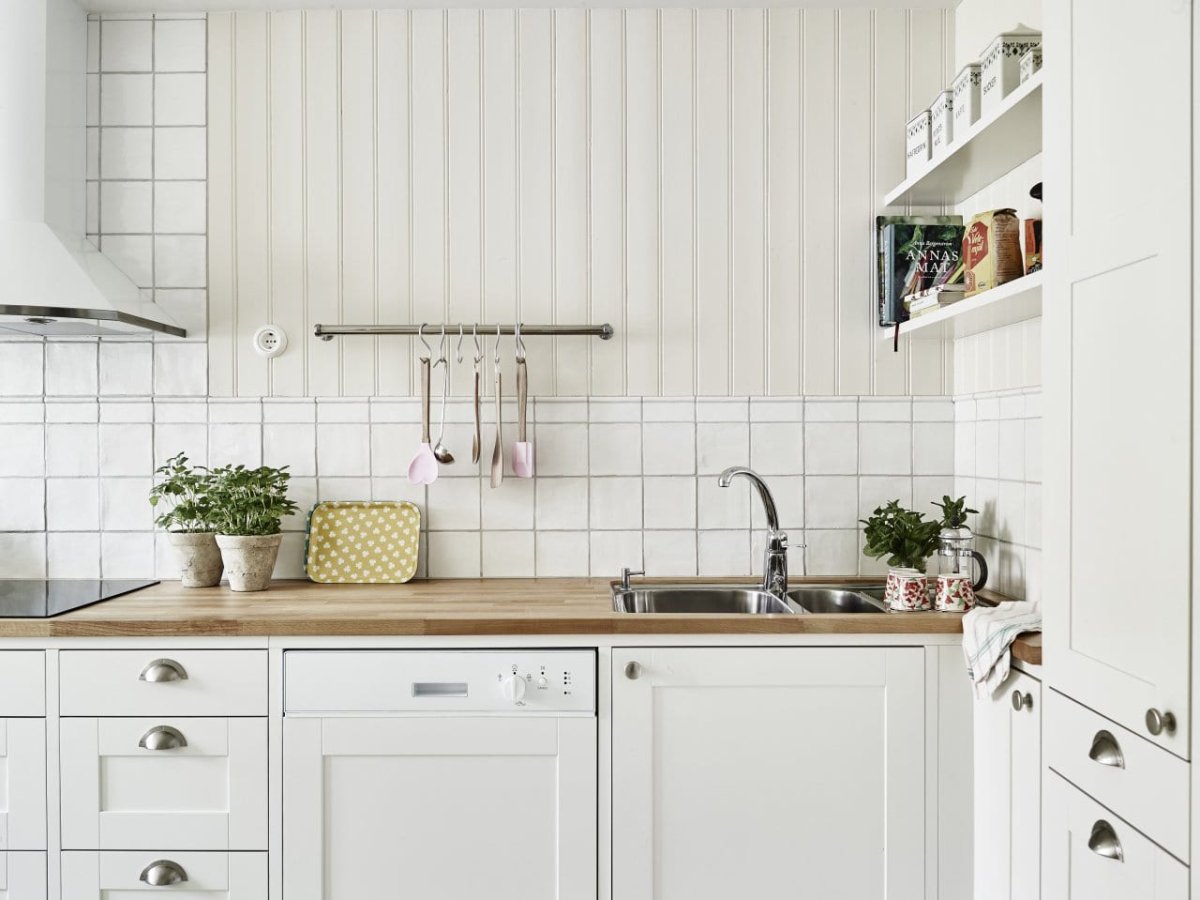 Белая квадратная плитка на фартук