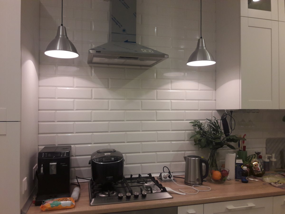 Кухонный фартук из плитки кабанчик под вытяжку