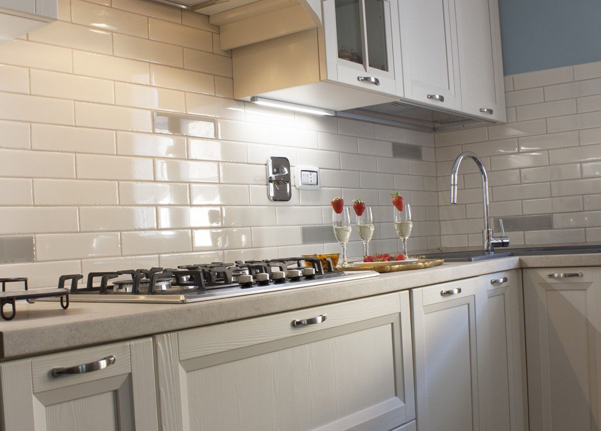 Фартук для кухни из плитки кирпичиком