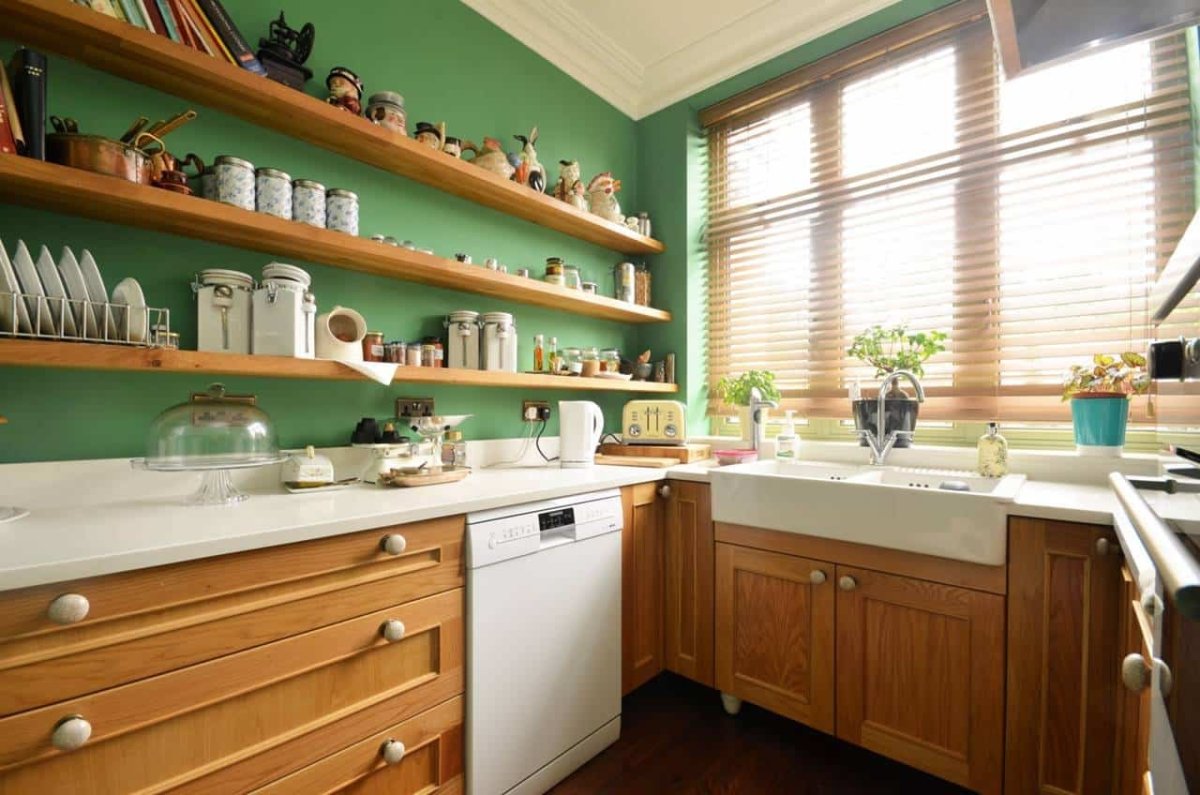 Зеленая кухня с открытыми полками