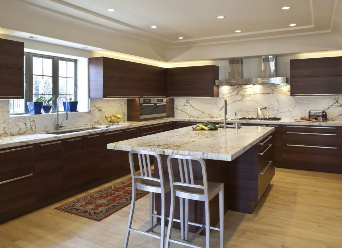 Кухни угловые трехуровневые с островом