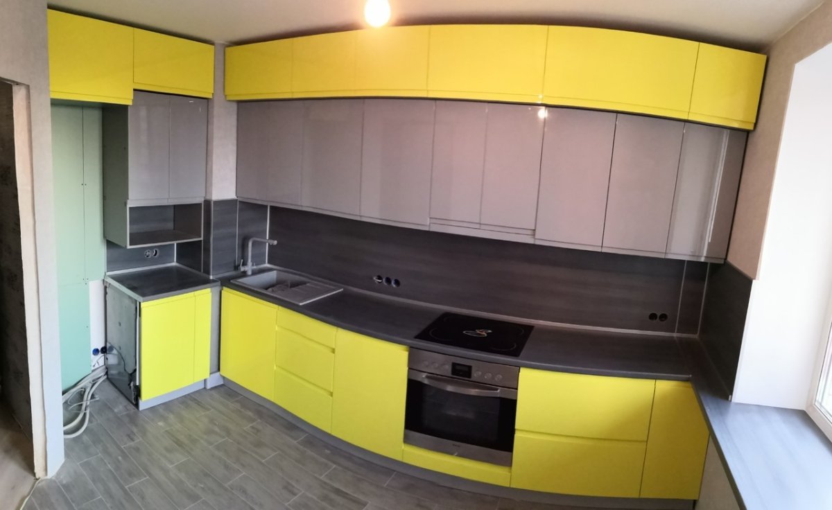 Трехуровневая кухня желтая