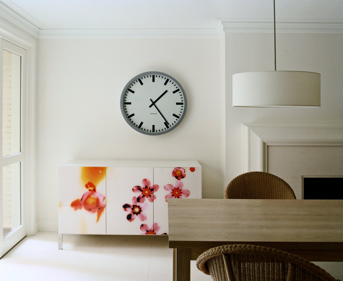 Интерьер комнаты с часами