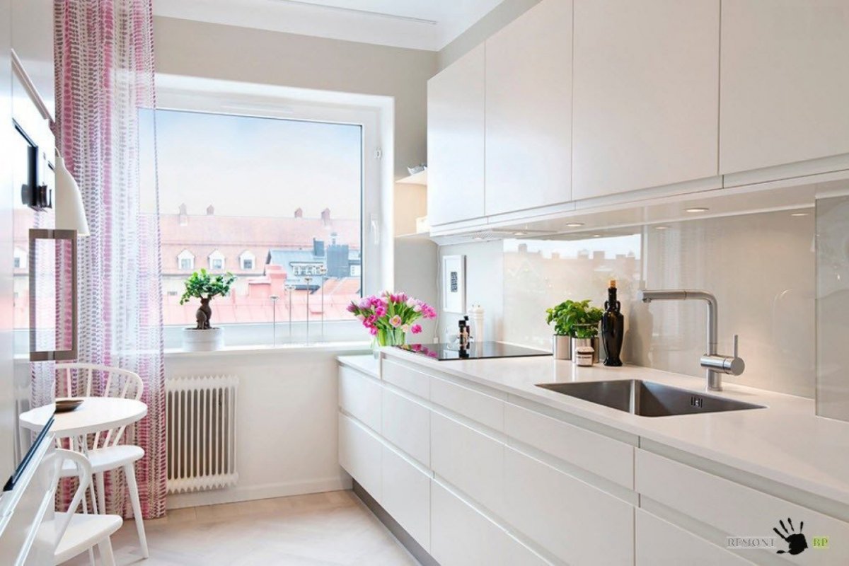 Стильная маленькая кухня светлая
