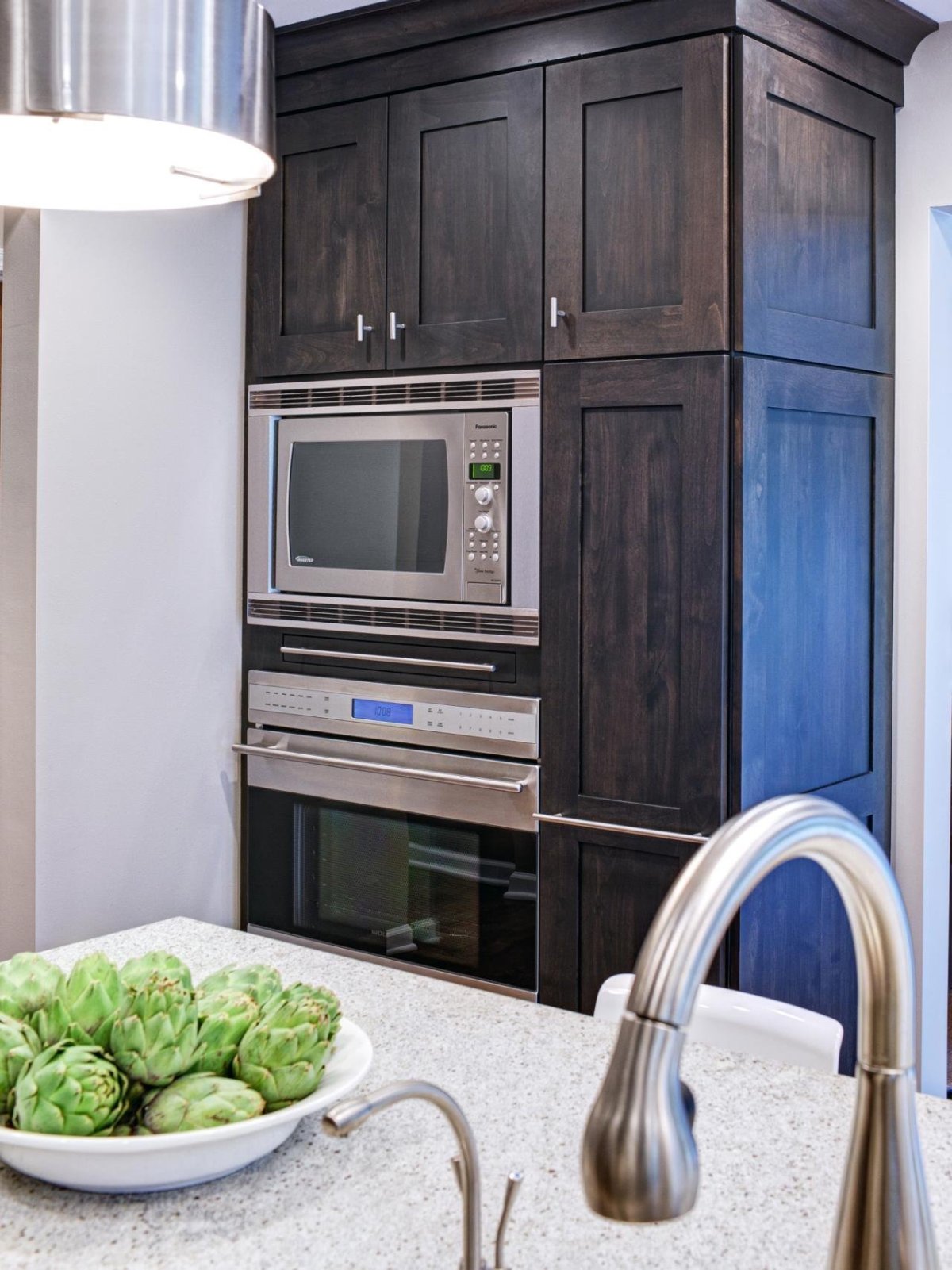 Встроенная микроволновка на кухне