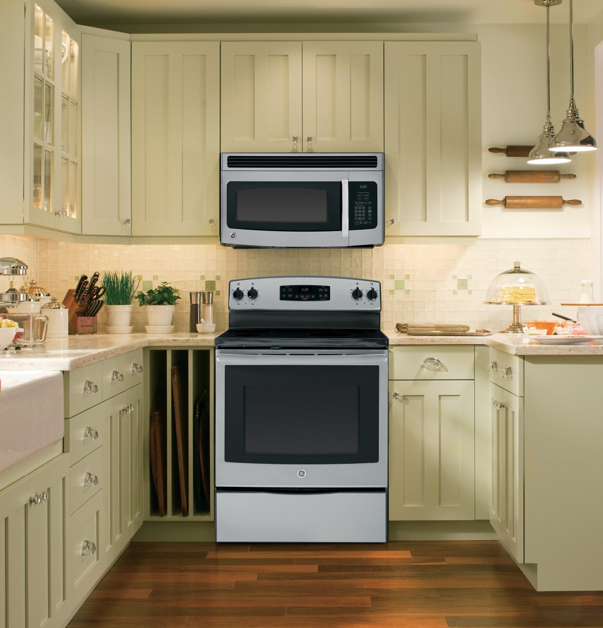 Микроволновка на маленькой кухне