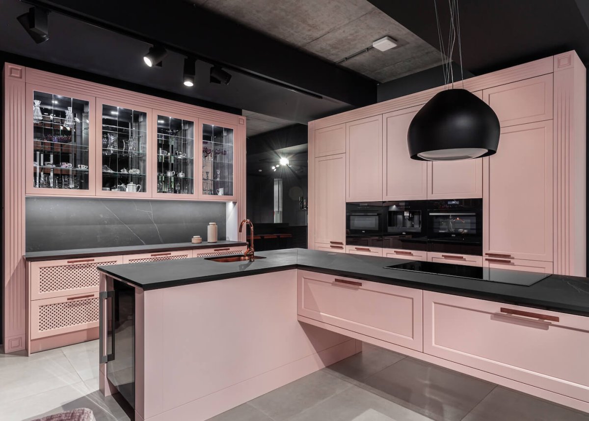 Черно розовая кухня