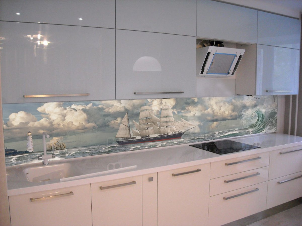 Фартук для кухни из стекла