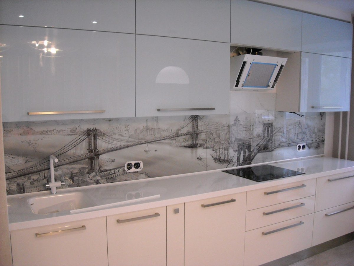 Стеклянный фартук для белой кухни