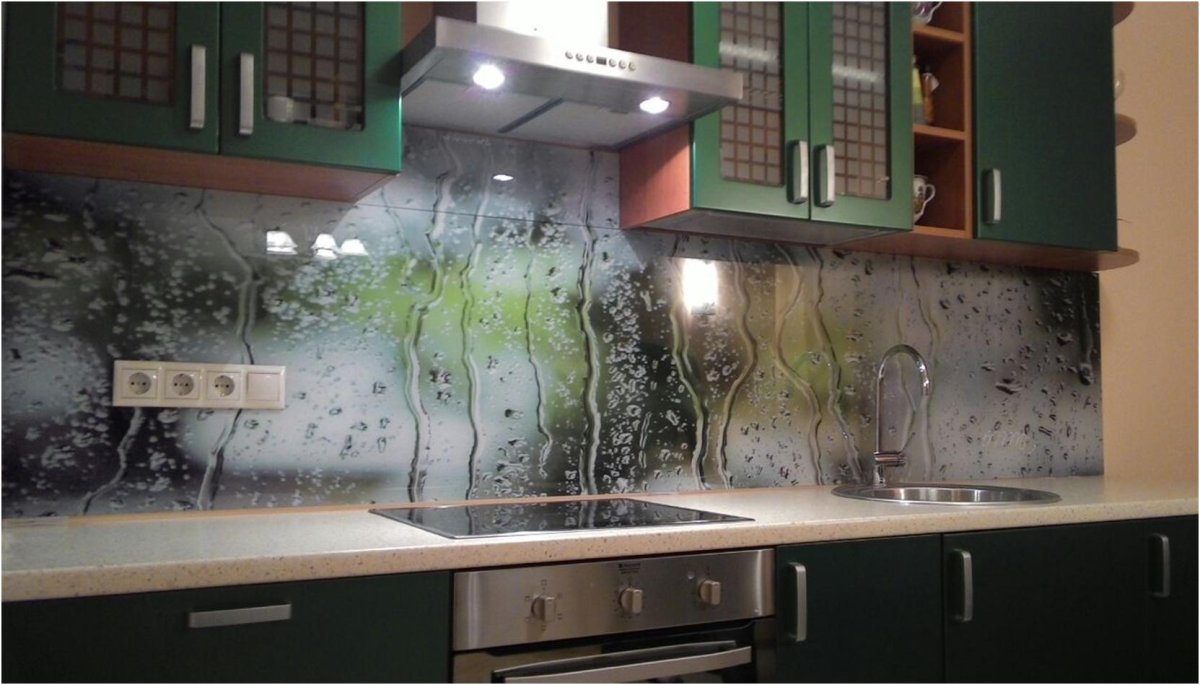 Фартук для кухни из стекла