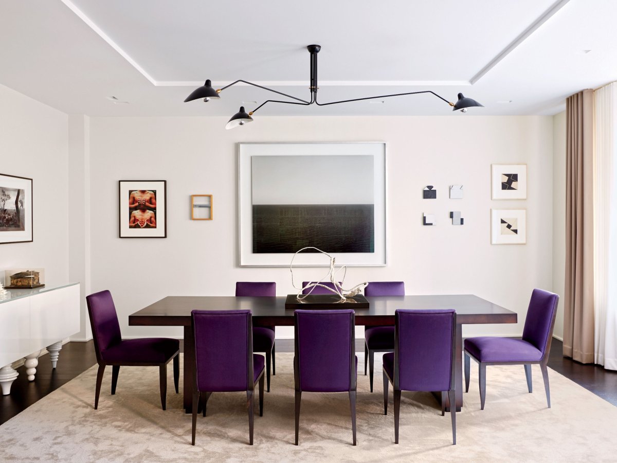 Фиолетовые стулья в интерьере